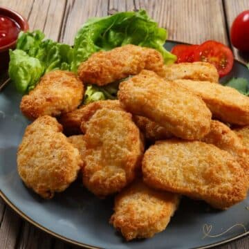 Nuggets-Caseiros-Assados Porção apetitosa e saudável de nuggets caseiros assados.