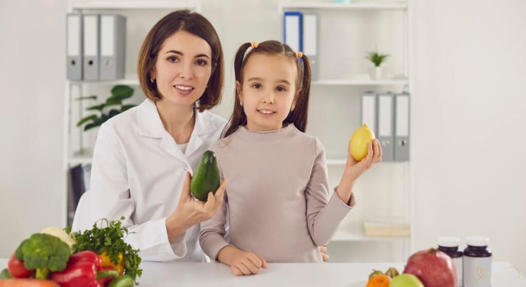 Quando-procurar-ajuda-profissional Profissional Especializado em tratar de seletividade alimentar infantil orientando uma criança sobre a necessidade de ingerir alimentos saudáveis.