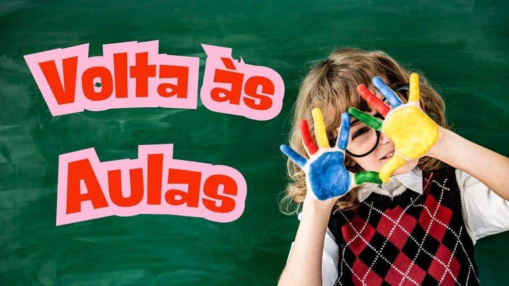 lousa verde com escrita volta às aulas em vermelho e bordas rosas com uma menina com uniforme escolar e as mãos pintadas de azul, vermelho, verde e amarelo.