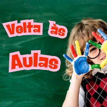 lousa verde com escrita volta às aulas em vermelho e bordas rosas com uma menina com uniforme escolar e as mãos pintadas de azul, vermelho, verde e amarelo.
