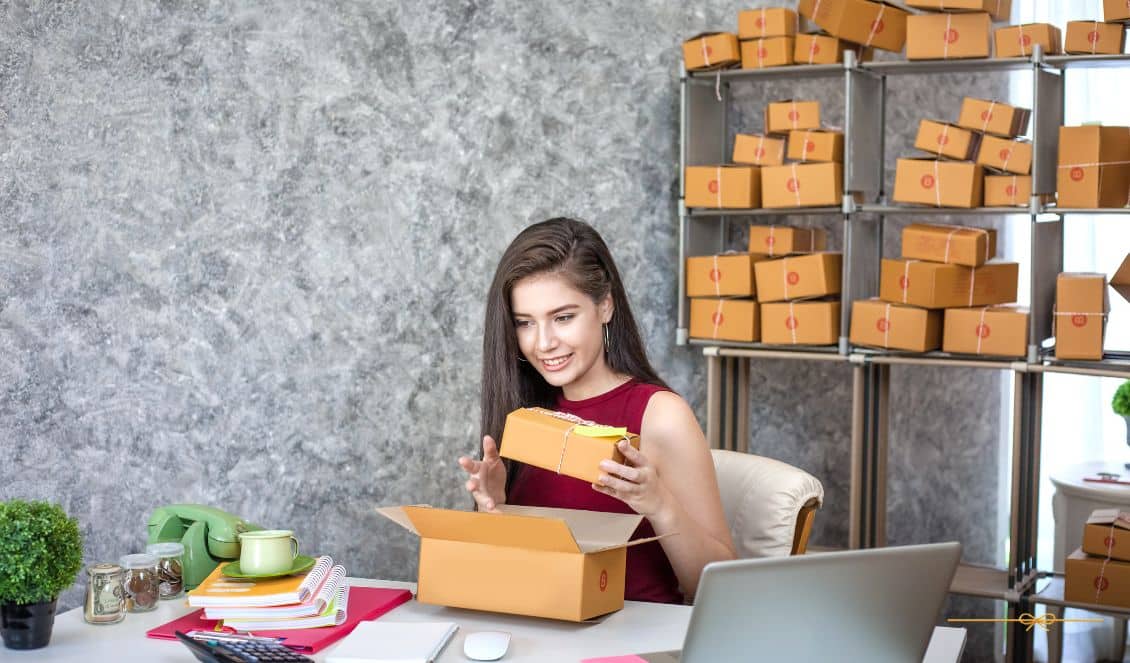 Mulher começando seu empreendimento em casa.